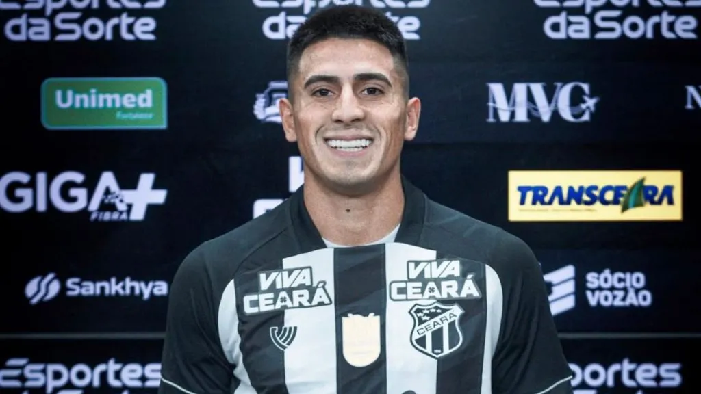 Alejandro Martínez sendo apresentado pelo Ceará – Foto: Felipe Santos/Ceará SC