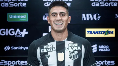 Alejandro Martínez sendo apresentado pelo Ceará – Foto: Felipe Santos/Ceará SC