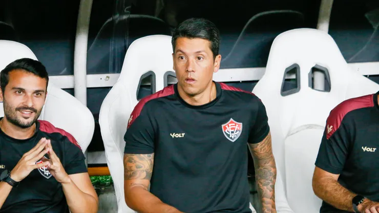 Thiago Carpini comandando o Vitória durante partida pelo Brasileirão Série A - Foto: Baggio Rodrigues/AGIF