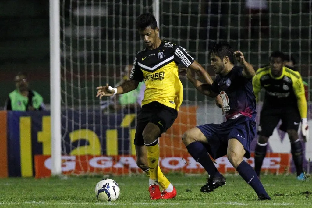 Jubal do Santos disputa a bola durante a partida entre Bahia e Santos como parte da Série A do Brasileirão 2014 no Estádio Alberto Oliveira em 29 de maio de 2014 em Feira de Santana, Bahia, Brasil. (Foto de Felipe Oliveira/Getty Images)