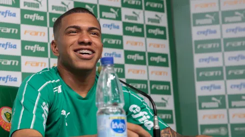 Coletiva de impresa do Palmeiras – Lucas Esteves do Palmeiras promovido para o elenco profissional durante coletiva de imprensa depois do treino da equipe no CT Academia de Futebol