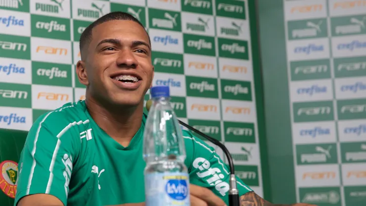 Coletiva de impresa do Palmeiras - Lucas Esteves do Palmeiras promovido para o elenco profissional durante coletiva de imprensa depois do treino da equipe no CT Academia de Futebol