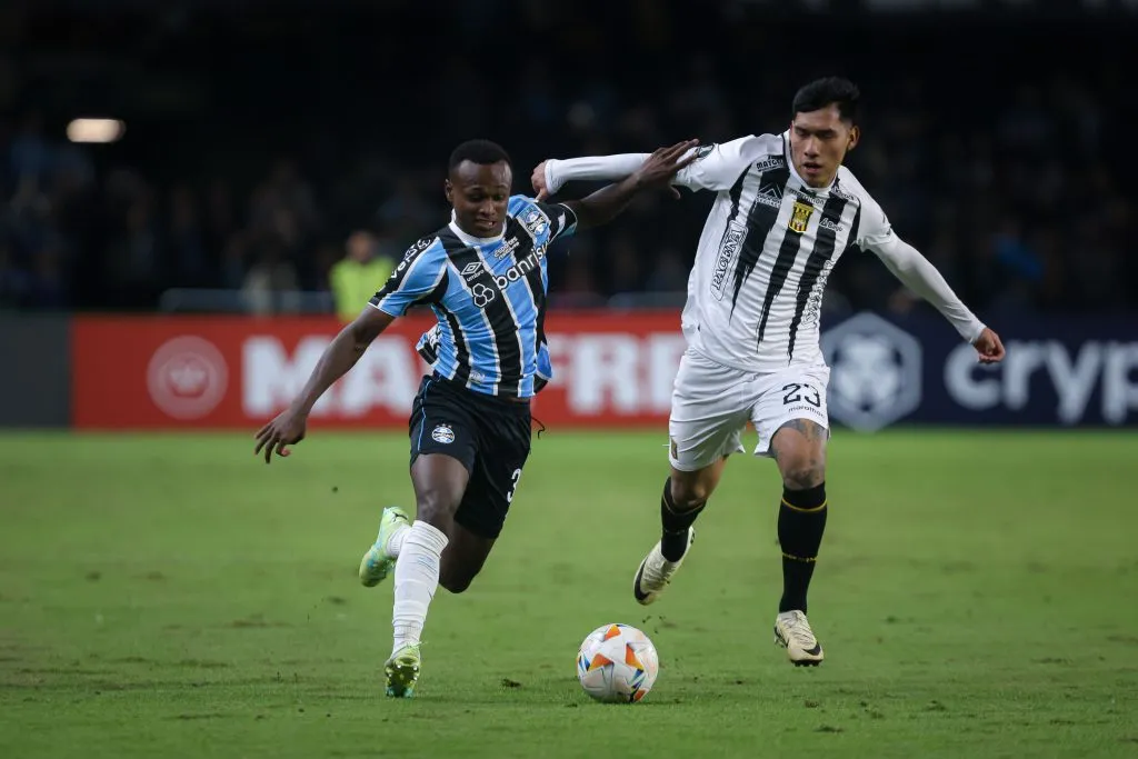 PR – CURITIBA – 29/05/2024 – COPA LIBERTADORES 2024, GREMIO X THE STRONGEST – Nathan Fernandes jogador do Gremio durante partida contra o The Strongest no estadio Couto Pereira pelo campeonato Copa Libertadores 2024. Foto: Maxi Franzoi/AGIF