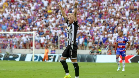 Pedro Henrique jogador do Ceará comemora seu gol durante partida contra o Fortaleza no estádio Arena Castelão pelo campeonato Cearense 2025. Foto: Lucas Emanuel/AGIF