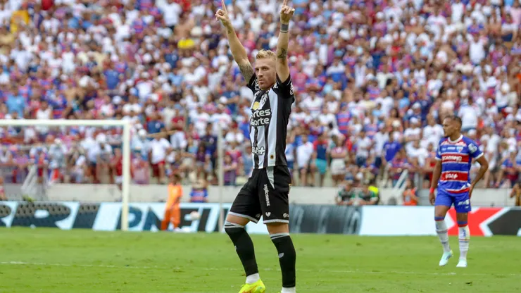 Pedro Henrique jogador do Ceará comemora seu gol durante partida contra o Fortaleza no estádio Arena Castelão pelo campeonato Cearense 2025. Foto: Lucas Emanuel/AGIF