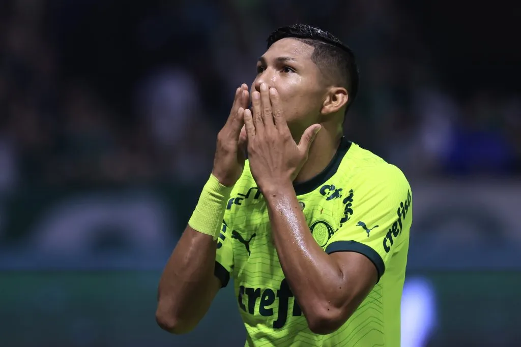 SP – SAO PAULO – 07/07/2024 – BRASILEIRO A 2024, PALMEIRAS X BAHIA – Rony jogador do Palmeiras comemora seu gol durante partida contra o Bahia no estadio Arena Allianz Parque pelo campeonato Brasileiro A 2024. Foto: Marcello Zambrana/AGIF