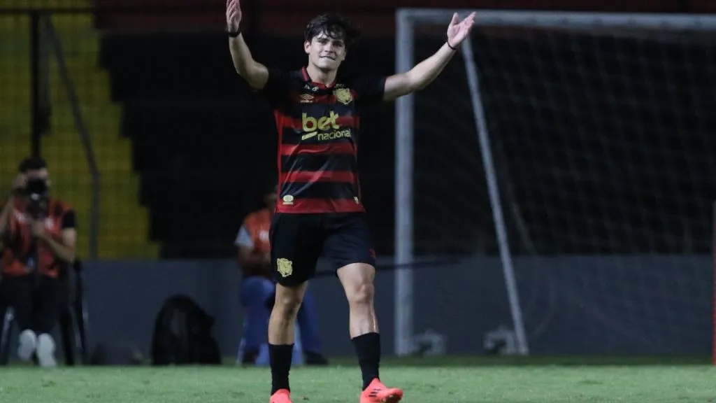Lenny Lobato vibrando pelo Sport – Foto: Marlon Costa/AGIF