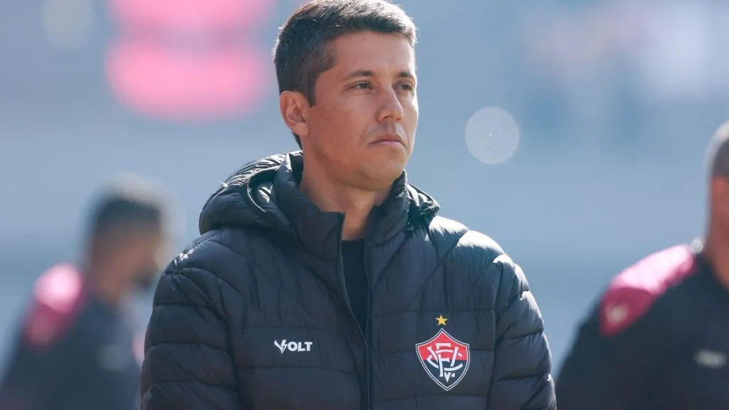 Thiago Carpini, técnico do Vitória, durante jogo contra o Palmeiras na Arena Allianz Parque