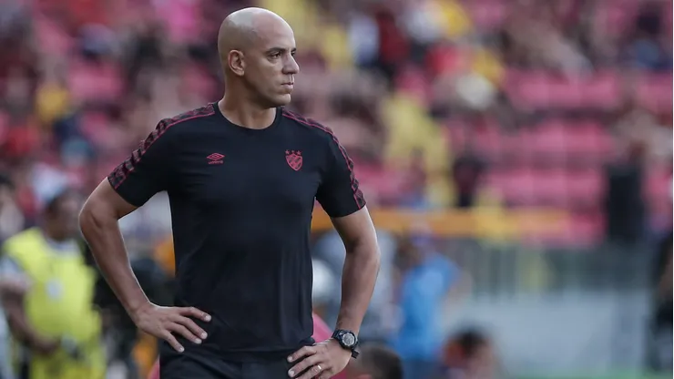 Pepa, técnico do Sport, durante partida contra o Maguary no estádio Ilha do Retiro pelo campeonato Pernambucano 2025. Foto: Rafael Vieira/AGIF