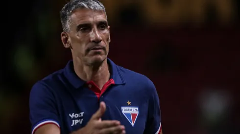 Juan Pablo Vojvoda, treinador do Fortaleza, durante o jogo contra o Sport no estádio Ilha do Retiro, pela Copa do Nordeste 2025. Foto: Rafael Vieira/AGIF
