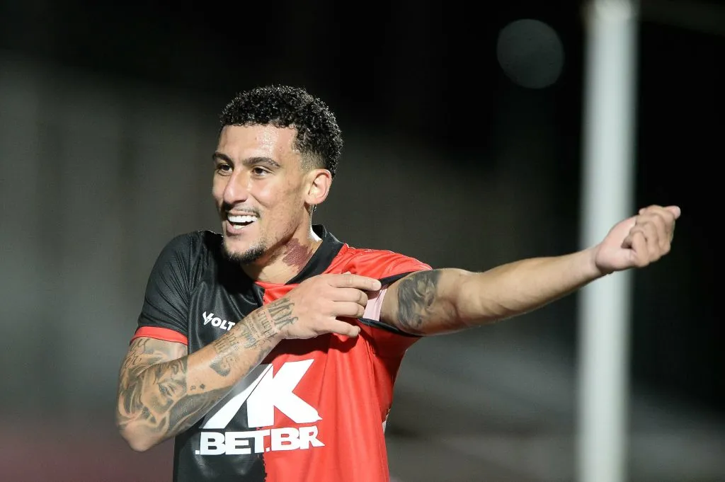 Baralhas, jogador do Vitória, comemora seu gol durante partida contra o Ferroviario no estadio Barradao pelo campeonato Copa Do Nordeste 2025. Foto: Jhony Pinho/AGIF