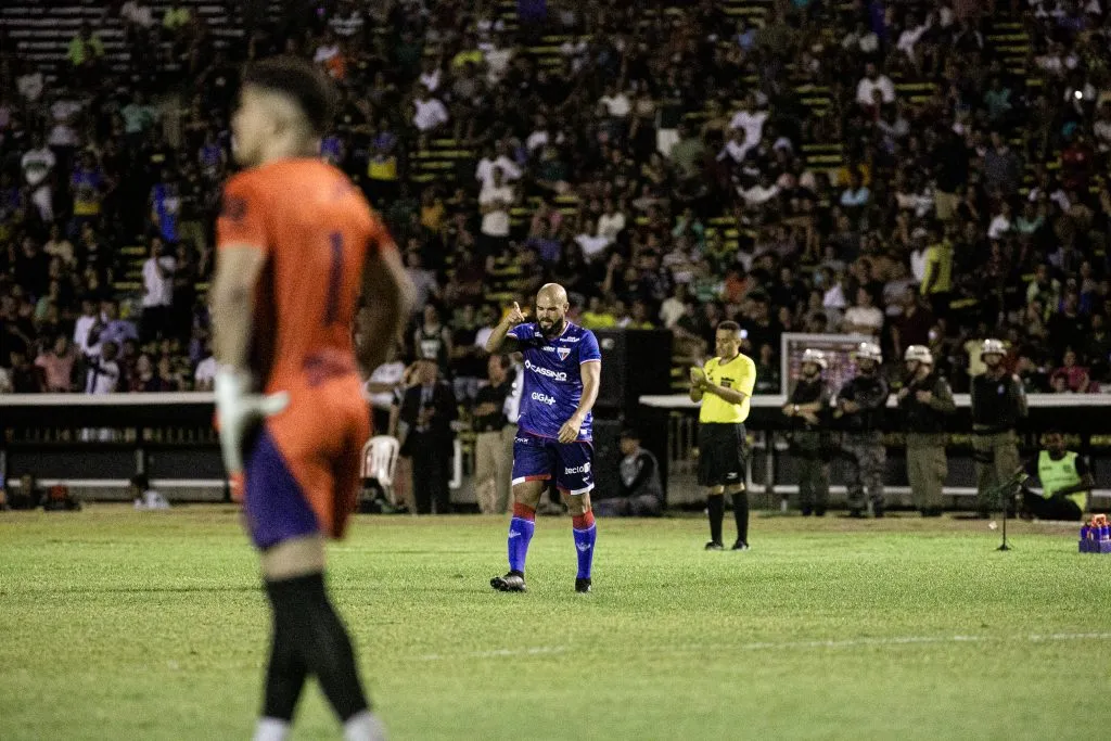 Zé Welison, jogador do Fortaleza, comemora seu gol com jogadores do seu time durante partida contra o Altos no estadio Albertao pelo campeonato Copa Do Nordeste 2025. Foto: Aldo Carvalho/AGIF