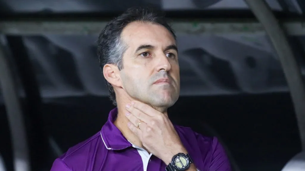 Leo Conde, técnico do Ceará, durante partida contra o Confianca, na Arena Castelao pela Copa Do Nordeste 2025. Foto: Lucas Emanuel/AGIF
