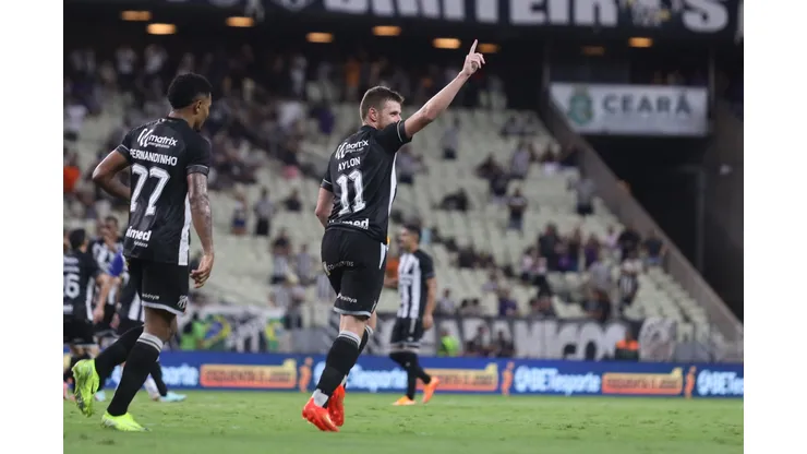 CE - FORTALEZA - 12/02/2025 - COPA DO NORDESTE 2025, CEARA X CONFIANCA - Aylon jogador do Ceara comemora seu gol durante partida contra o Confianca no estadio Arena Castelao pelo campeonato Copa Do Nordeste 2025. Foto: Lucas Emanuel/AGIF