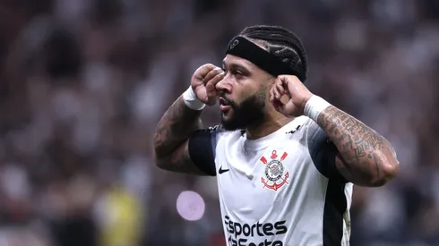Memphis Depay jogador do Corinthians comemora seu gol durante partida contra o Sao Bernardo no estadio Arena Corinthians pelo campeonato Paulista 2025.