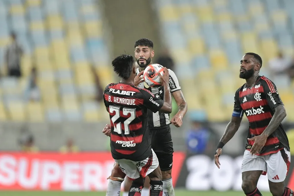 RJ – RIO DE JANEIRO – 12/02/2025 – CARIOCA 2025, FLAMENGO X BOTAFOGO – Bruno Henrique e Gerson jogadores do Flamengo brigam com Barboza jogador do Botafogo durante partida no estadio Maracana pelo campeonato Carioca 2025. Foto: Thiago Ribeiro/AGIF