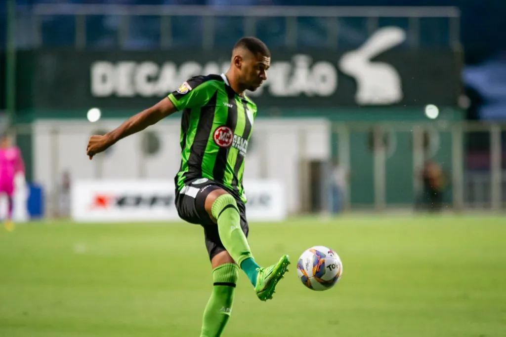 Fabinho jogador do America-MG durante partida contra o Villa Nova-MG no estádio Independência pelo campeonato Mineiro 2025. Foto: Fernando Moreno/AGIF
