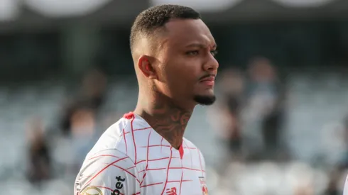 Luan Candido jogador do Bragantino durante execucao do hino nacional antes da partida contra o Gremio no estadio Couto Pereira pelo campeonato Brasileiro A 2024.