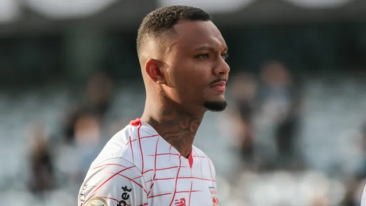 Luan Candido jogador do Bragantino durante execucao do hino nacional antes da partida contra o Gremio no estadio Couto Pereira pelo campeonato Brasileiro A 2024.