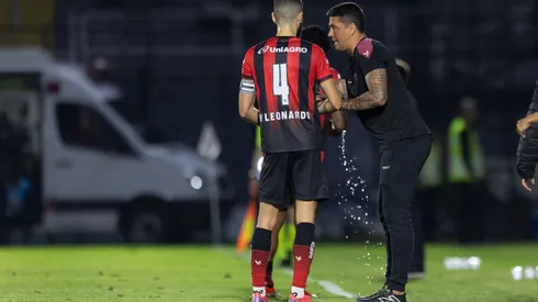 O técnico Carpini, do Vitória, durante o jogo contra o Bragantino no estádio Nabi Abi Chedid pelo Brasileirão 2024. Foto: Diogo Reis/AGIF