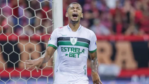 PE – RECIFE – 13/07/2024 – BRASILEIRO B 2024, SPORT X AMERICA-MG – Fabinho jogador do America-MG lamenta durante partida contra o Sport no estadio Arena Pernambuco pelo campeonato Brasileiro B 2024. Foto: Rafael Vieira/AGIF