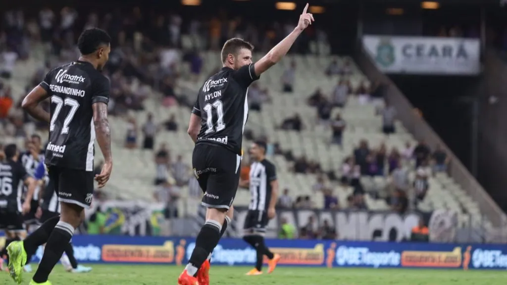 Aylon comemora gol no empate do Ceará contra o Confiança