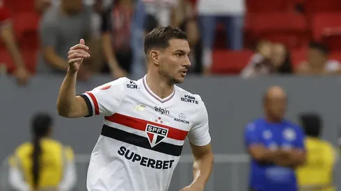 Zubeldía tomou uma decisão sobre Cédric – Foto: Rubens Chiri / São Paulo FC.