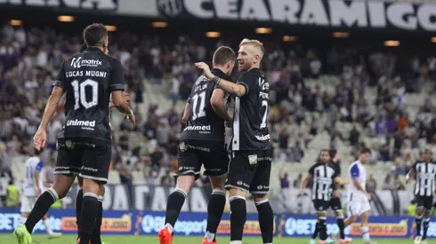 Aylon, do Ceará, celebra seu gol na partida contra o Confiança, na Arena Castelão, pelo Campeonato Copa do Nordeste 2025. Foto: Lucas Emanuel/AGIF