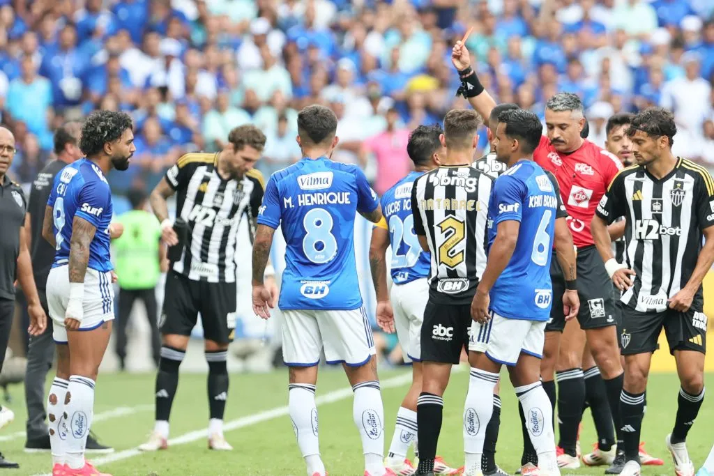 MG – BELO HORIZONTE – 09/02/2025 – MINEIRO 2025, CRUZEIRO X ATLETICO-MG – Gabriel Barbosa jogador do Cruzeiro recebe cartao vermelho do arbitro durante partida contra o Atletico-MG no estadio Mineirao pelo campeonato Mineiro 2025. Foto: Gilson Lobo/AGIF