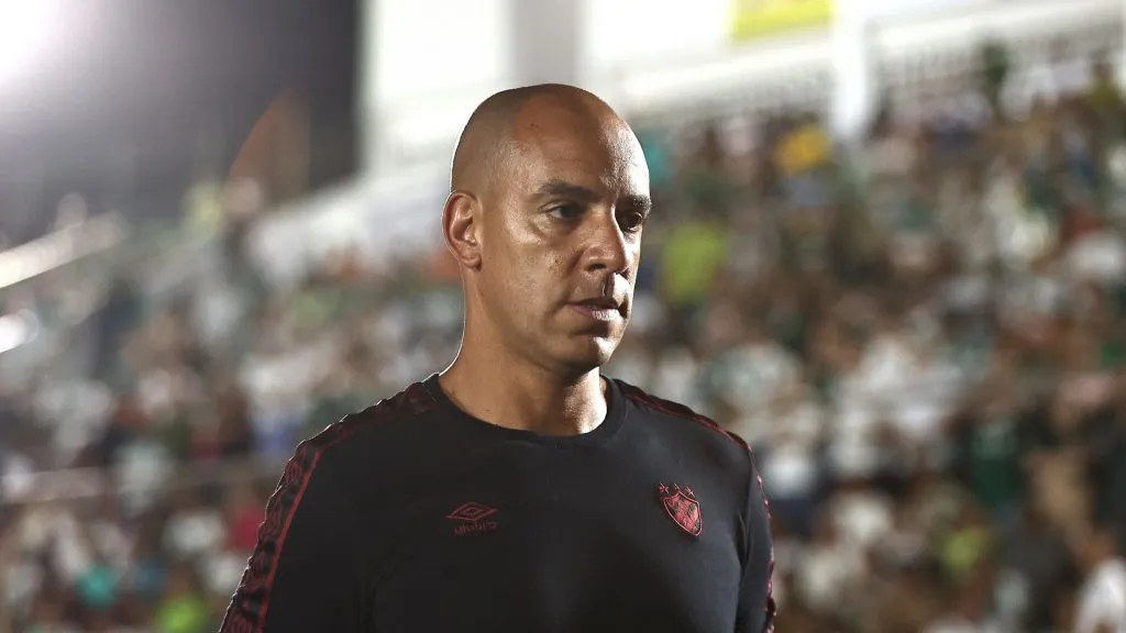 Pepa, técnico do Sport, observa a partida contra o Sousa