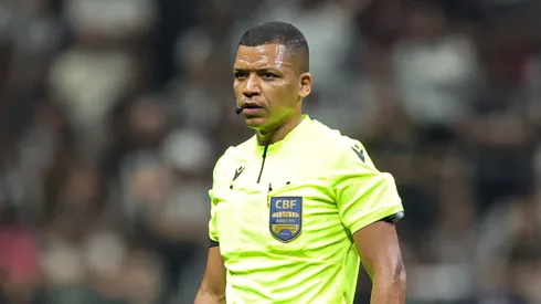 O árbitro Bruno Mota Correia durante partida entre Atlético-MG e Sport no estádio Arena MRV pelo campeonato Copa Do Brasil 2024. Foto: Gilson Lobo/AGIF