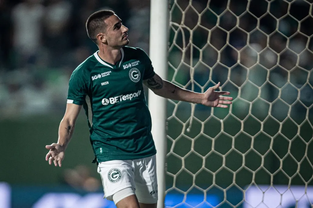 Thiago Galhardo durante partida entre Goiás x Santos na Série B 2024. Foto: Isabela Azine/AGIF