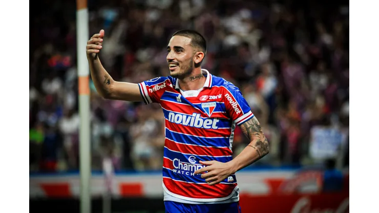 Thiago Galhardo durante confronto contra o Estudiantes na Copa Sul-Americana de 2023.