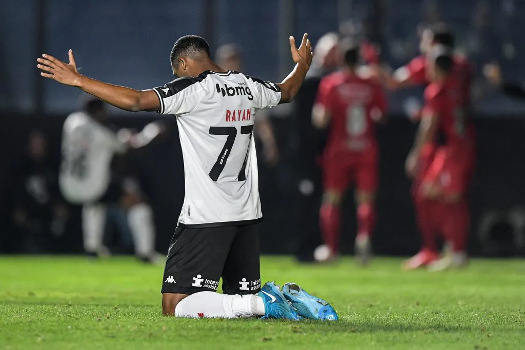 RJ – RIO DE JANEIRO – 26/08/2024 – BRASILEIRO A 2024, VASCO X ATHLETICO-PR – Rayan jogador do Vasco comemora vitoria ao final da partida contra o Athletico-PR no estadio Sao Januario pelo campeonato Brasileiro A 2024. Foto: Thiago Ribeiro/AGIF