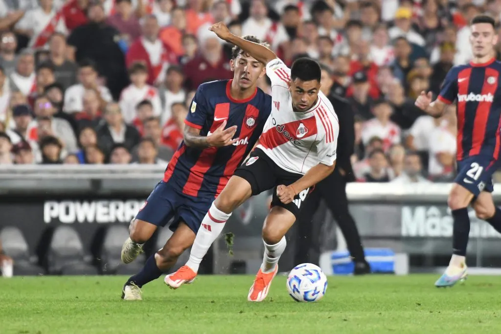 BUENOS AIRES, ARGENTINA – DECEMBER 4: Gonzalo Martinez of River Plate drives the ball past Elián Irala of San Lorenzo during the Liga Profesional 2024 match between River Plate and San Lorenzo at Estadio Mas Monumental Antonio Vespucio Liberti on December 4, 2024 in Buenos Aires, Argentina. (Photo by Federico Peretti/Getty Images)