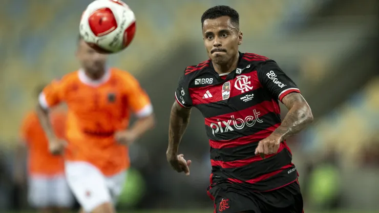 RJ - RIO DE JANEIRO - 30/03/2024 - CARIOCA 2024, NOVA IGUACU X FLAMENGO FINAL - Allan jogador do Flamengo durante partida contra o Nova Iguacu no estadio Maracana pelo campeonato Carioca 2024. Foto: Jorge Rodrigues/AGIF