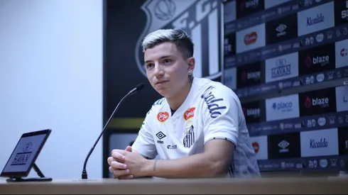 Álvaro Barreal durante coletiva de apresentação no Santos.