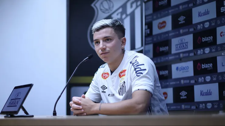 Álvaro Barreal durante coletiva de apresentação no Santos.