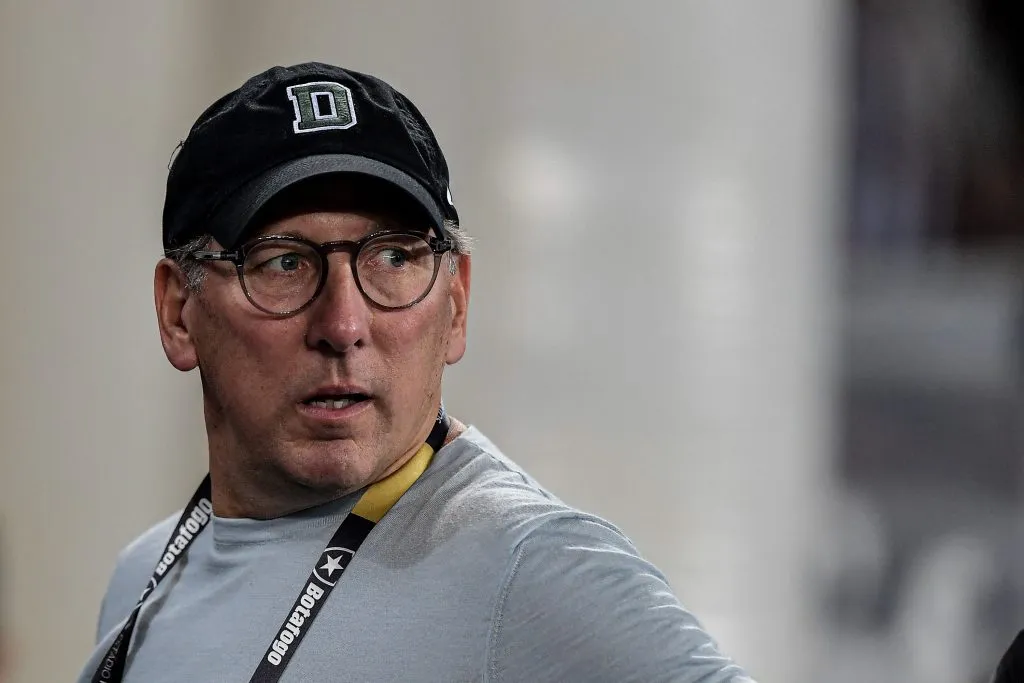 RJ – RIO DE JANEIRO – 01/11/2023 – BRASILEIRO A 2023, BOTAFOGO X PALMEIRAS – Jhon Textor dono do Botafogo durante partida contra o Palmeiras no estadio Engenhao pelo campeonato Brasileiro A 2023. Foto: Thiago Ribeiro/AGIF