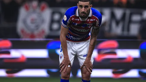 Thiago Galhardo, jogador do Fortaleza, em ação durante o jogo contra o Corinthians na Arena Corinthians pelo Campeonato Brasileiro 2023. Foto: Ettore Chiereguini/AGIF.