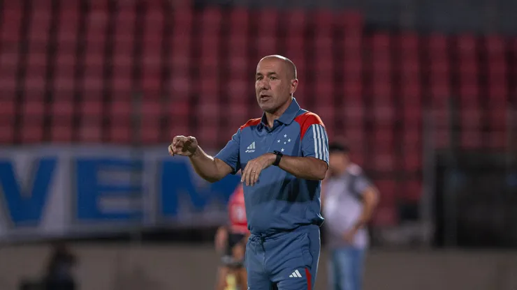 - -NENHUM- - 12/02/2025 - MINEIRO 2025, DEMOCRATA X CRUZEIRO - Leonardo Jardim tecnico do Cruzeiro durante partida contra o Democrata no estadio -nenhum- pelo campeonato Mineiro 2025. Foto: Alessandra Torres/AGIF