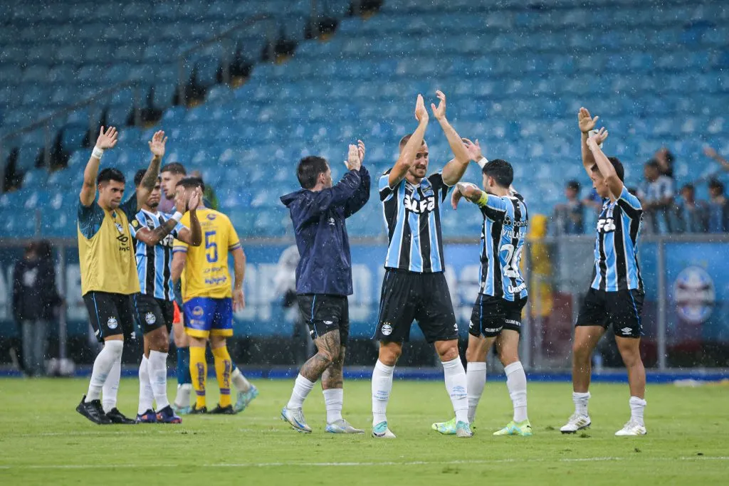 Jogadores do Gremio comemoram vitoria ao final da partida contra o Pelotas no estadio Arena do Gremio pelo campeonato Gaucho 2025. Foto: Maxi Franzoi/AGIF