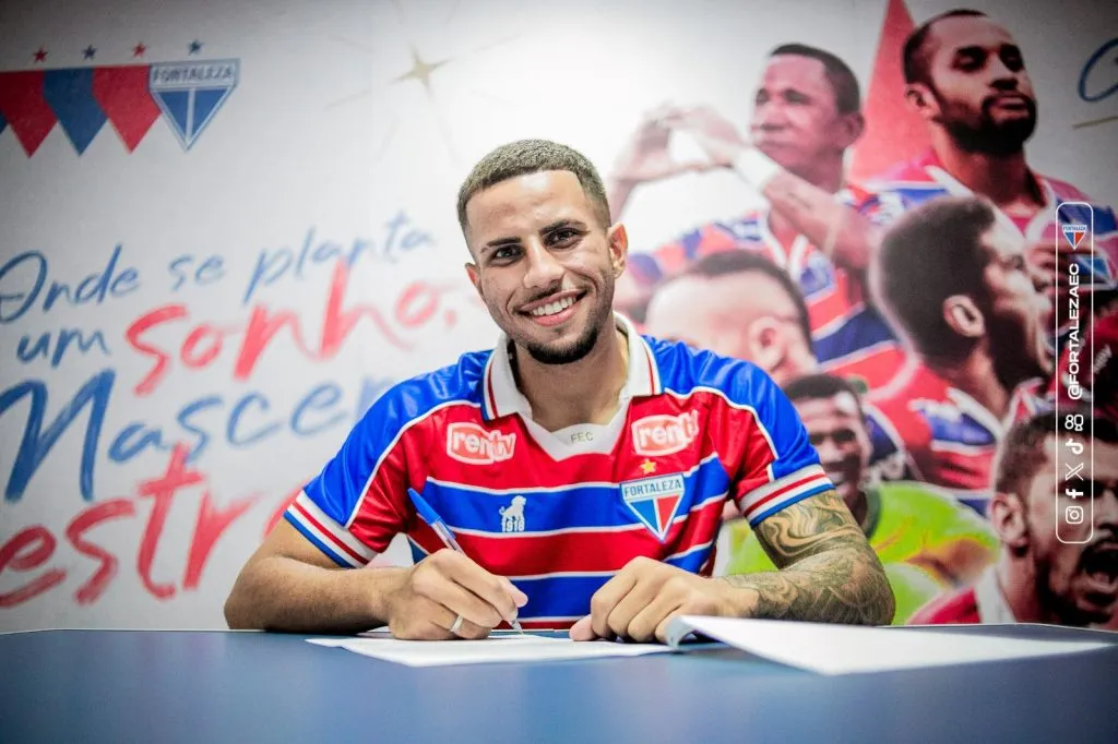 Kauê Canela assinando contrato com o Fortaleza – Foto: Reprodução/Fortaleza EC