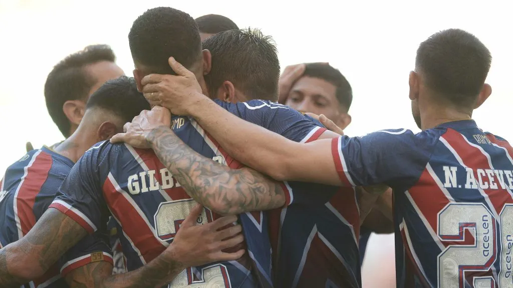 Everaldo, jogador do Bahia, comemora seu gol com jogadores do seu time durante partida contra o Porto Rico no estadio Arena Fonte Nova pelo campeonato Baiano 2025. Foto: Jhony Pinho/AGIF