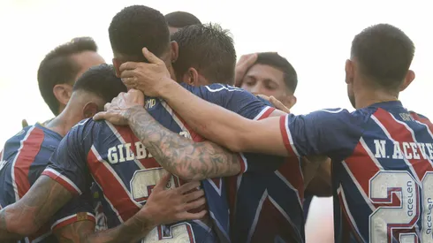 Everaldo, jogador do Bahia, comemora seu gol com jogadores do seu time durante partida contra o Porto Rico no estadio Arena Fonte Nova pelo campeonato Baiano 2025. Foto: Jhony Pinho/AGIF
