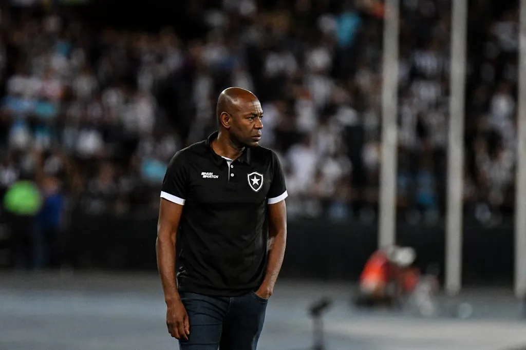 Claúdio Caçapa durante partida contra o Bragantino Campeonato Brasileiro de 2023. Foto: Thiago Ribeiro/AGIF