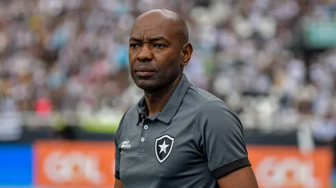 Cláudio Caçapa durante confronto contra o Vasco no Brasileirão de 2023.