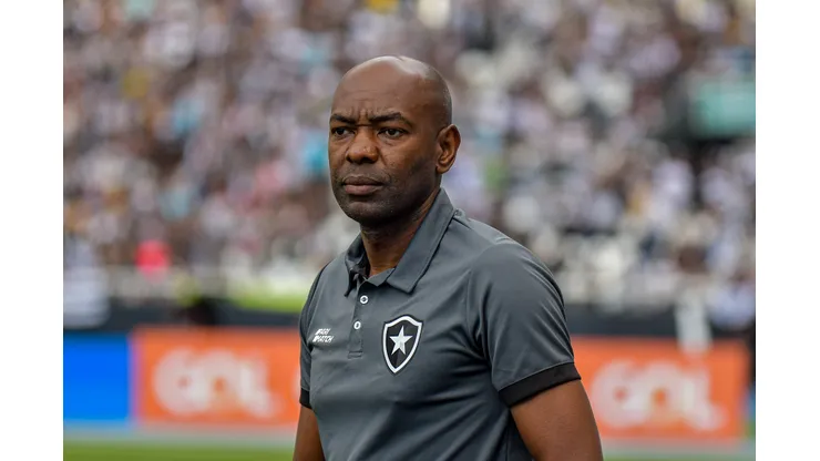 Cláudio Caçapa durante confronto contra o Vasco no Brasileirão de 2023.