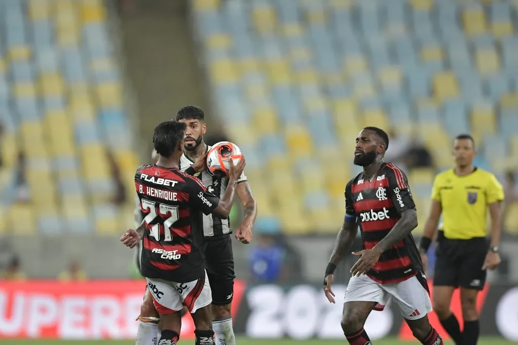 RJ – RIO DE JANEIRO – 12/02/2025 – CARIOCA 2025, FLAMENGO X BOTAFOGO – Gerson jogador do Flamengo briga com Barboza jogador do Botafogo durante partida no estadio Maracana pelo campeonato Carioca 2025. Foto: Thiago Ribeiro/AGIF