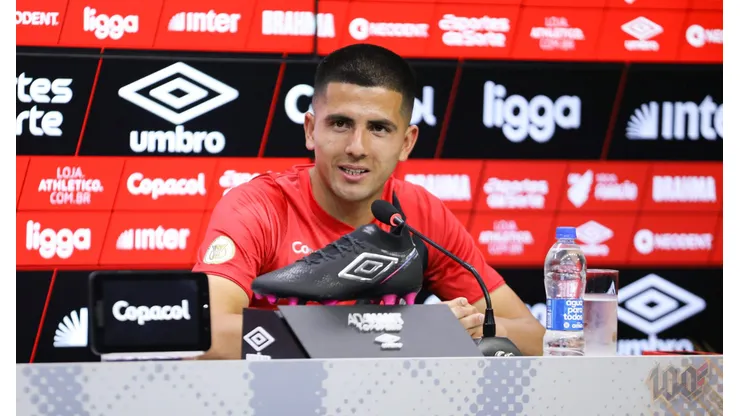 Foto: José Tramontin/athletico.com.br - Mateo Gamarra durante coletiva no Athletico-PR.